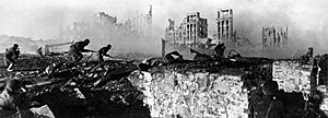 Archivo:RIAN archive 44732 Soviet soldiers attack house