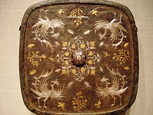 Archivo:Square mirror with phoenix motif, Tang Dynasty