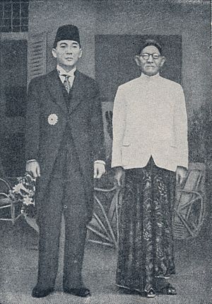 Archivo:Sukarno and his father, Bung Karno Penjambung Lidah Rakjat 231
