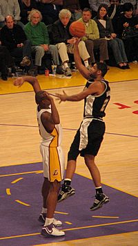 Archivo:TD shooting over Andrew Bynum