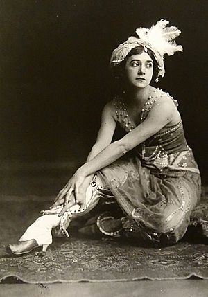 Archivo:Tamara Karsavina as Zobeida in Scheherazade 1911