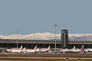 Archivo:Terminal T-4 Madrid - Barajas Airport (8520153689)