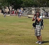 Archivo:Tourist taking photographs and video at archaelogical site