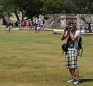 Archivo:Tourist taking photographs and video at archaelogical site