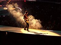 Archivo:U2-Anaheim 2005 Edge