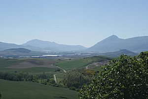Archivo:Vista Izagaondoa, Higa de Monreal y Sierra de Alaiz (a la derecha)