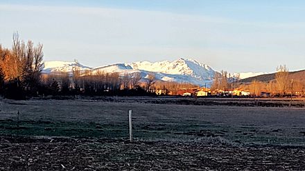 Archivo:Vista de las montañas nevadas desde Gallegos de Curueño