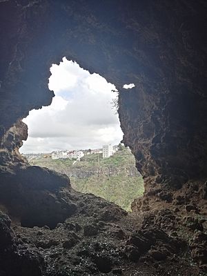Archivo:Vista desde el interior de una de las cuevas