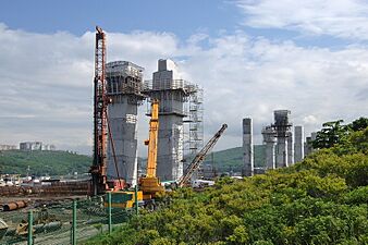 Опоры моста на остров Русский