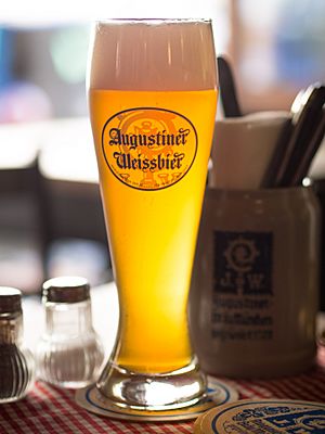 Archivo:2013 Augustiner Weissbier Munich pub