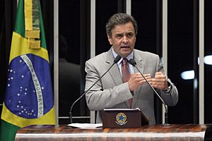 Archivo:Aécio Neves em junho de 2013 - 3