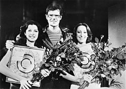 Ad Visser geeft het zangduo Baccara een gouden plaat Vlnr Mayte Mateos (Ba, Bestanddeelnr 929-3096.jpg