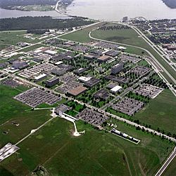 Archivo:Aerial View of the Johnson Space Center - GPN-2000-001112