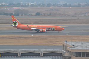 Archivo:B737 de Mango en el Aeropuerto Internacional OR Tambo de Johannesburgo, Sudáfrica