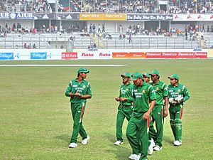 Archivo:Bangladesh Team Returning to Dressing Room