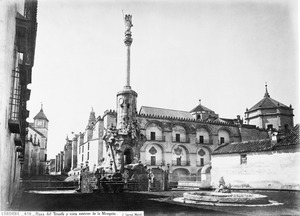 Archivo:Córdoba. Plaza del Triunfo y vista exterior de la Mezquita