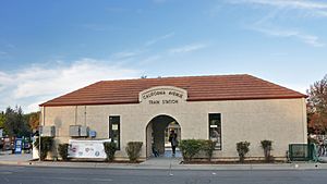 Archivo:California Avenue station building, November 2008