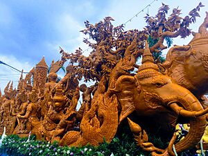 Archivo:Candle Festival in Ubon Ratchathani
