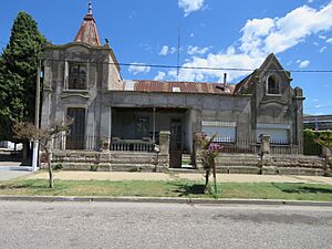 Archivo:Casa antigua en el pueblo de Saavedra, frente a la estación de tren