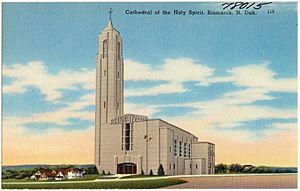 Archivo:Cathedral of the Holy Spirit, Bismarck, N. Dak (78015)