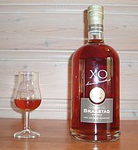 Archivo:Cognac Braastad XO and tulip shaped glass