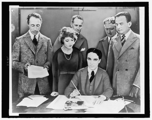 Archivo:D.W. Griffith, Mary Pickford, Charlie Chaplin (seated) and Douglas Fairbanks at the signing of the contract establishing United Artists motion picture studio LCCN2007678308