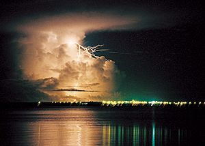 Archivo:Darwin thunderstorm