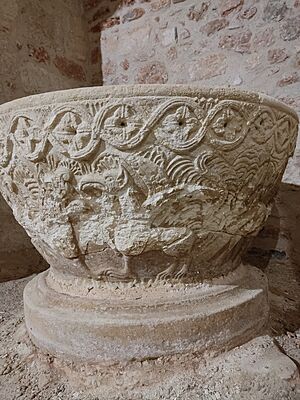 Archivo:Detalle de pila bautismal