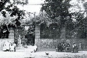 Archivo:Entrada á quinta de San Vitorio, nas mariñas betanceiras, onde o escritor residíu os derradeiros anos da sua vida