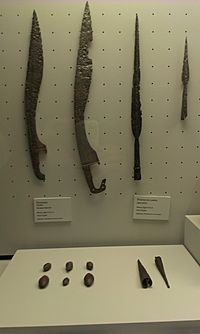 Archivo:Falcatas y puntas de lanza - Museo Arqueológico y Etnológico de Córdoba