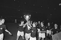 Archivo:Finale Europa Cup II AC Milan tegen HSV Hamburg 2-0. Spelers van Milan maken ro…, Bestanddeelnr 921-3777