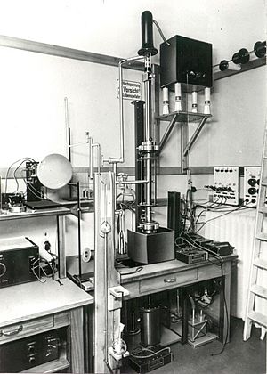 Archivo:First Scanning Electron Microscope with high resolution from Manfred von Ardenne 1937