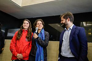 Archivo:Gabriel Boric saluda a basquetbolista Paula Carrasco Juegos Panamericanos 2023