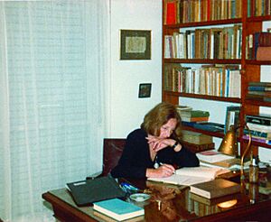 Archivo:Idea Vilariño en su escritorio