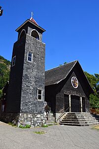 Archivo:Iglesia de Curarrehue