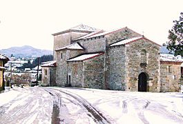 Iglesia prerromancia Santianes de Pravia S.VIII con nieve