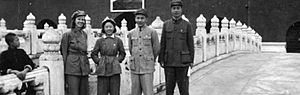 Archivo:Isabel Crook in front of Tiananmen in 1949