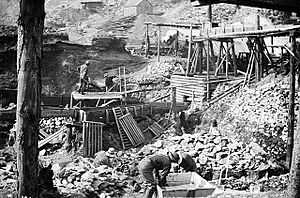 Archivo:Klondike mining camp