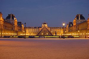 Archivo:Louvre at night centered