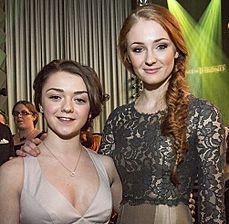 Archivo:Maisie Williams and Sophie Turner HBOs "Game Of Thrones" Season 3 Seattle Premiere After Party at EMP (8579815748) (cropped)