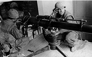 Archivo:Marines firing a 106mm recoilless rifle from classroom in Hue University
