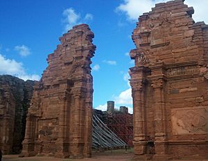 Archivo:Misiones - San Ignacio - Ruinas de la antigua iglesia jesuita