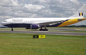 Archivo:Monarch Airbus A300-600R At Manchester International Airport