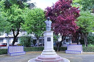 Archivo:Monumento a José Solís Ruiz