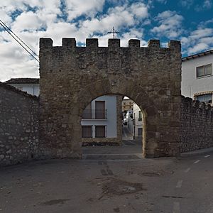 Archivo:Puerta del Agua. Uclés (Cuenca)