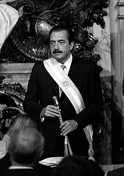 Archivo:Raúl Alfonsín1983