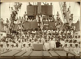 Archivo:Ramón de Navia-Osorio Castropol con la tripulación del Blas de Lezo en Manila