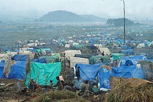 Archivo:Rwandan refugee camp in east Zaire