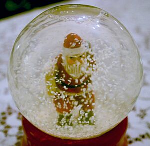Archivo:Santa snow globe