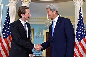 Archivo:Secretary Kerry Shakes Hands With Austrian Foreign Minister Kurz After the Counterparts Addressed Reporters in Washington (26168019191)